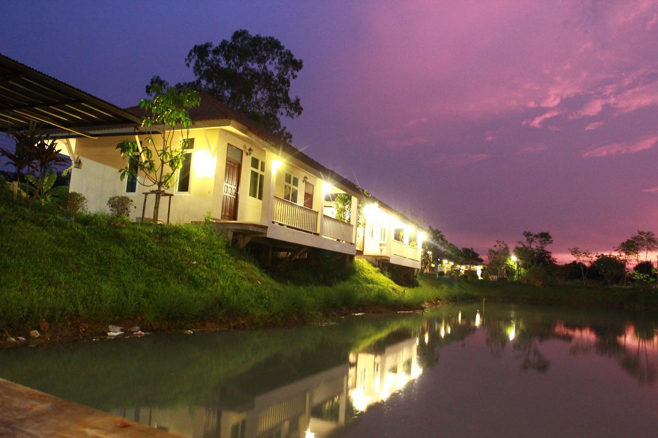 Pirom Lake And Resort Si Maha Phot Esterno foto